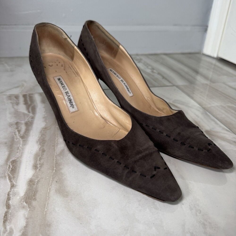Manalo Blahnik pointed-toe taupe/brown suede pumps embroidered detail Sz 41